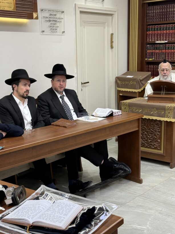 הרב-אברהם-דרעי-פותח-את-יום-הבחירות-אצל-מרן-הרב-יצחק-יוסף1-scaled.jpeg
